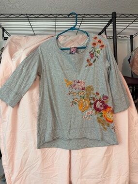 Johnny was top with 3/4 sleeves, size small.